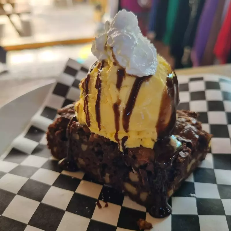 BROWNIE CON HELADO