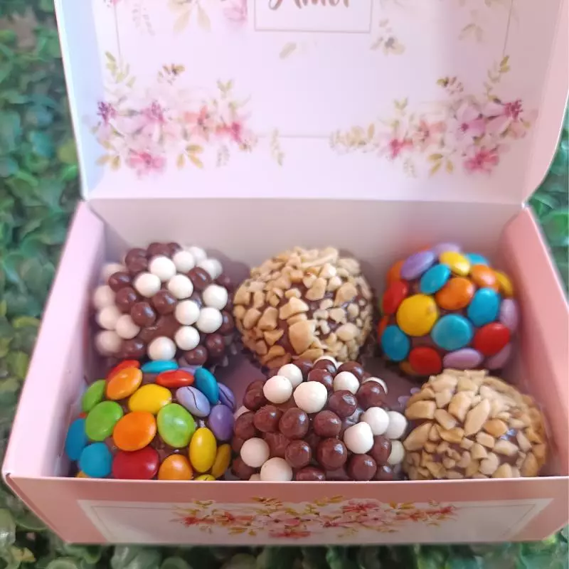 Caixa d brigadeiros com confetes