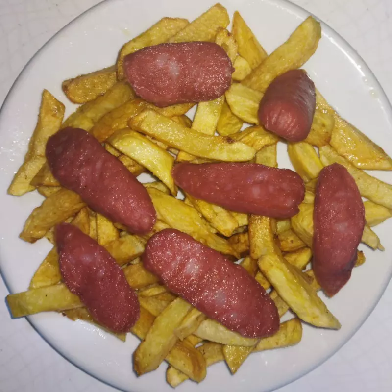 Salchipapa de chorizo