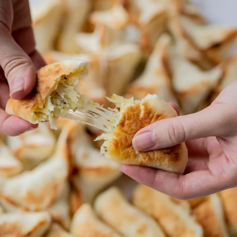 Esfiha fechada de mussarela