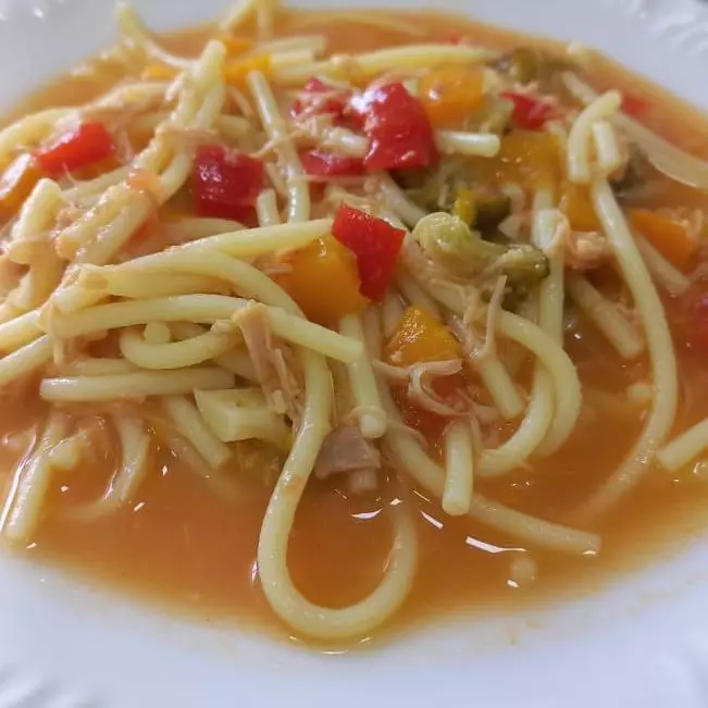 Espaguete com frango xadrez