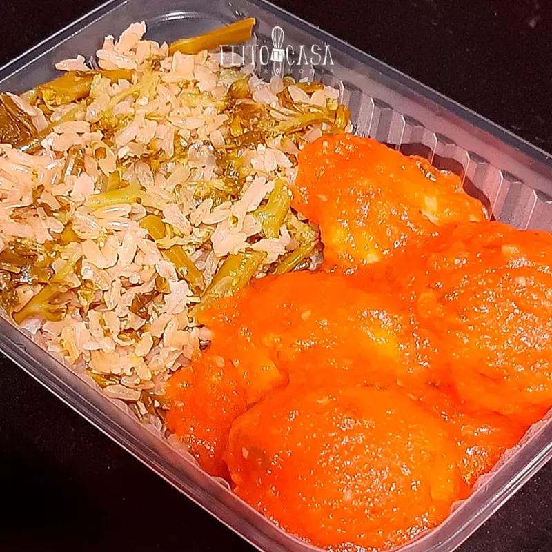 *Almôndegas de frango e arroz...