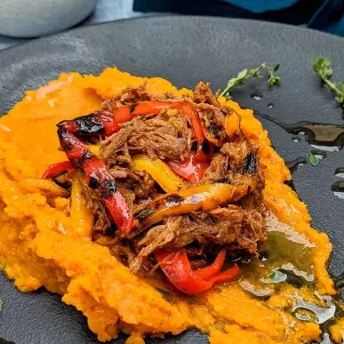 Carne de Panela, Purê de abóbora e tomate C.