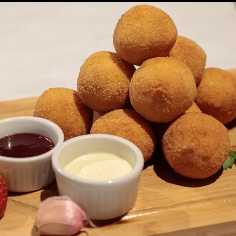 Mini bolinho de aipim com frango