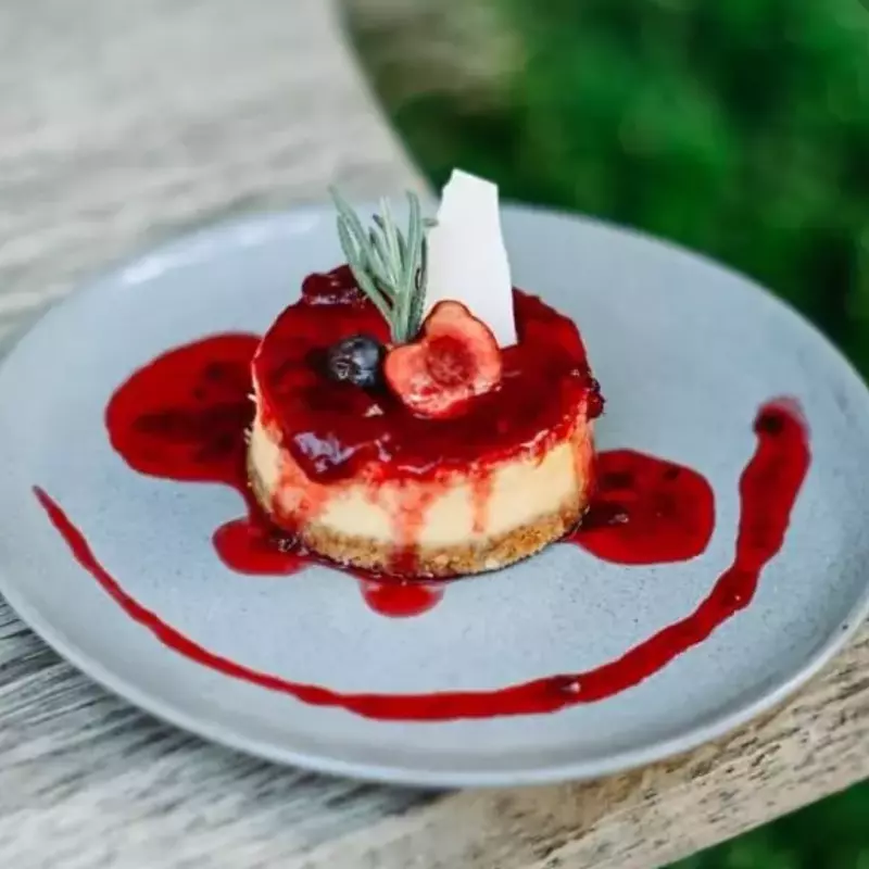 Cheesecake con Salsa de Frutos Rojos