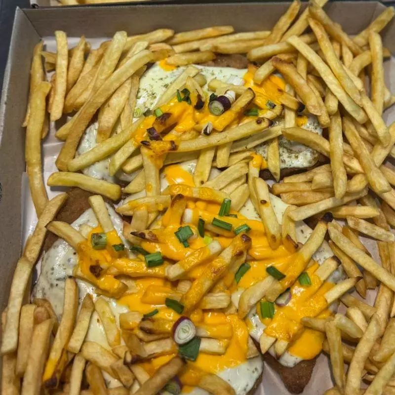 Pizzanesa de pollo papas cheddar (3p