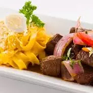 Fetuccine a la huancaina + lomo salt