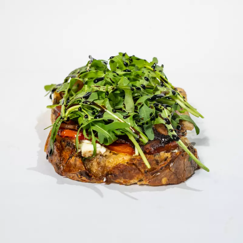 Tostón de tocino entomatado