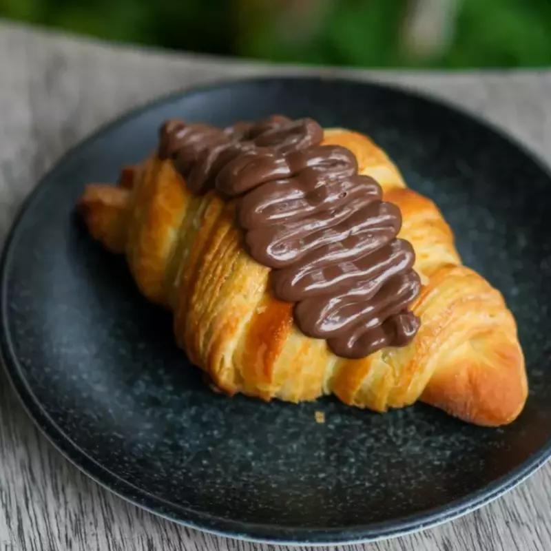 Croissant con Nutella de la casa y crumble