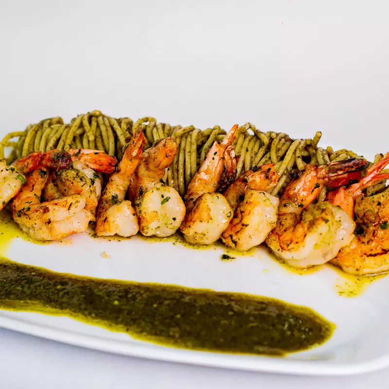 CAMARÃO ROSA COM SPAGUETTI AO PESTO