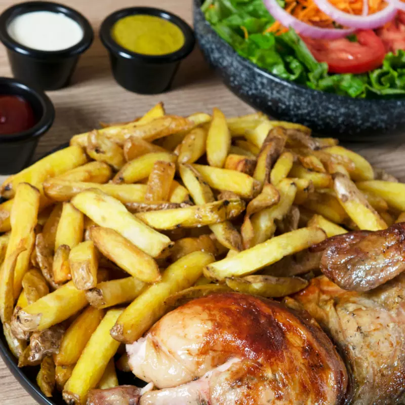 1/2 Pollo + papas + cremas ensalada