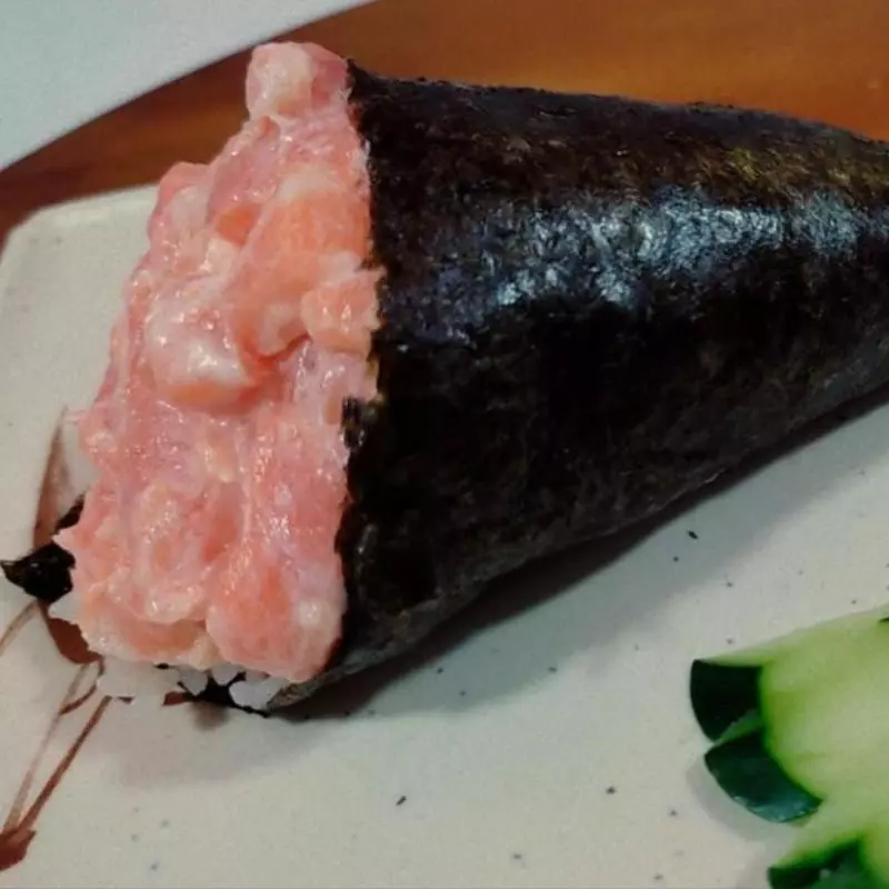 Temaki Misto (Salmão e Kani)