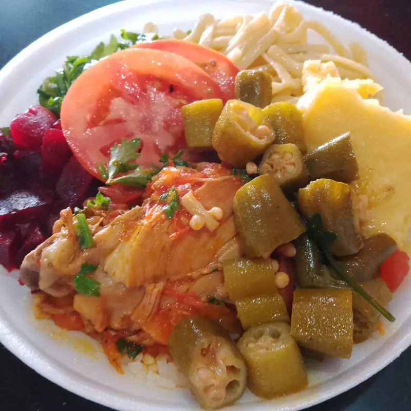 Frango ao molho com Quiabo e Angu