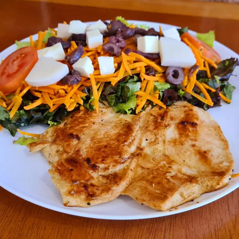 Salada com Frango Grelhado