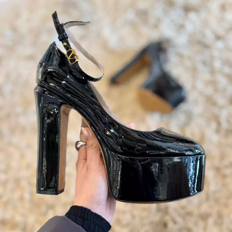 TACÓN VALENTINO NEGRO CERRADO