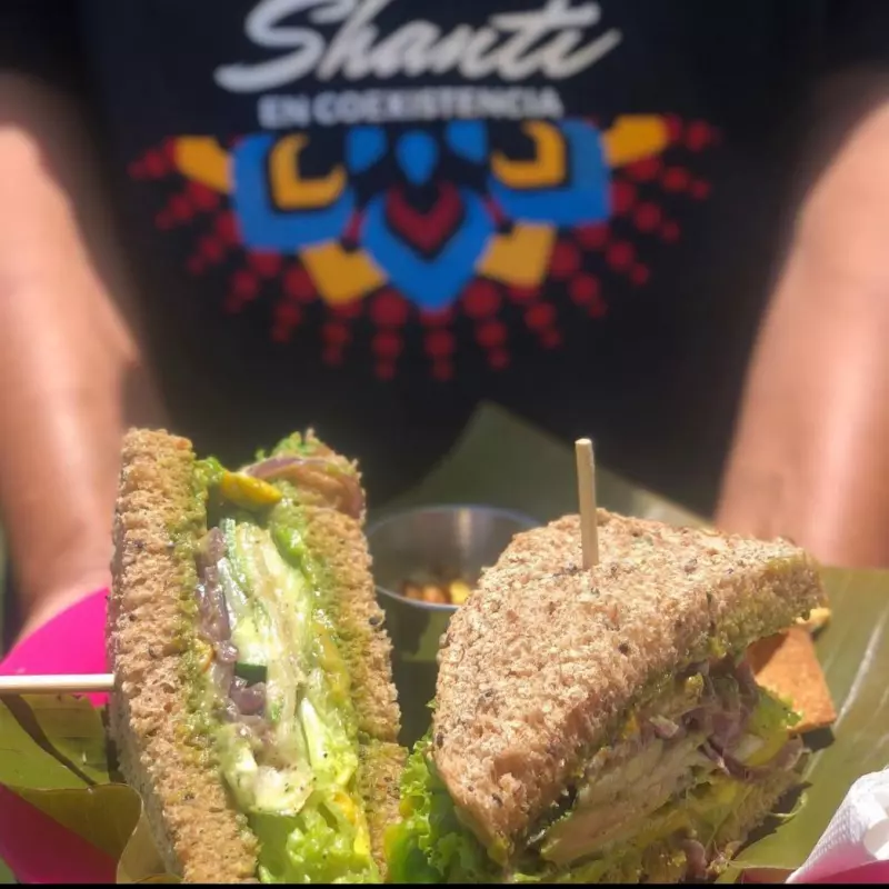 Sandwich pesto culantro y aguacate