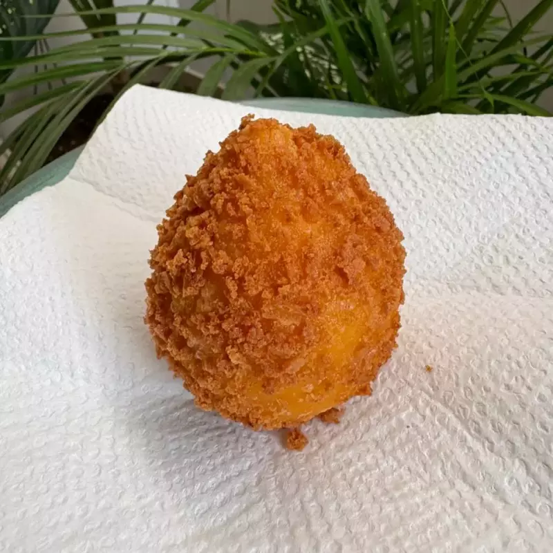 COXINHA DE FRANGO COM REQUEIJÃO
