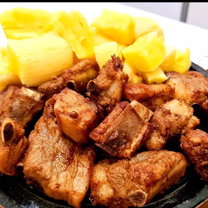 Costelinha com Aipim Frito