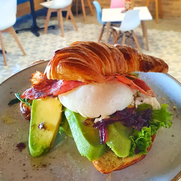 Croissant de mantequilla y tocineta