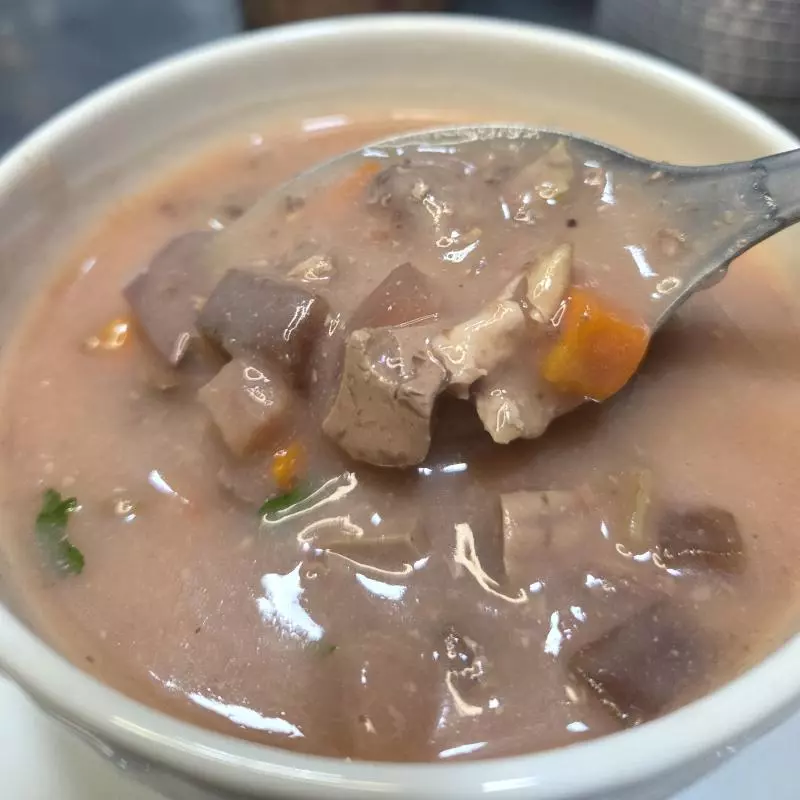 Sopa com miúdos e legumes