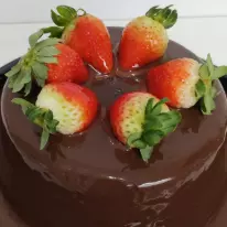 BOLO NESTLÉ COM MORANGOS