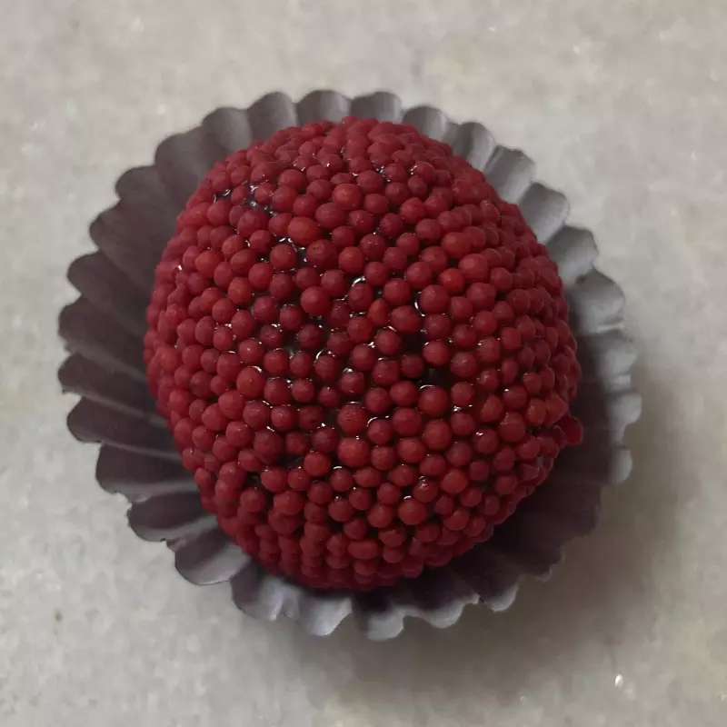 Brigadeiro com granulado vermelho