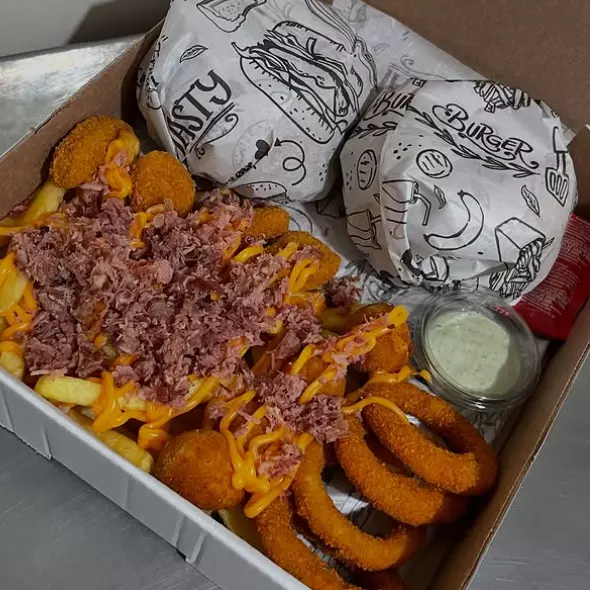 2 Artesanal + batata + nuggets/anel