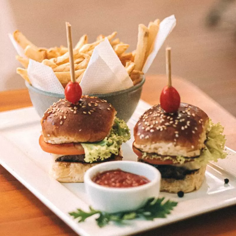 2 Mini Hamburger com batata frita