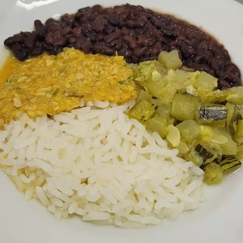 Arroz, frango, feijão Azuki