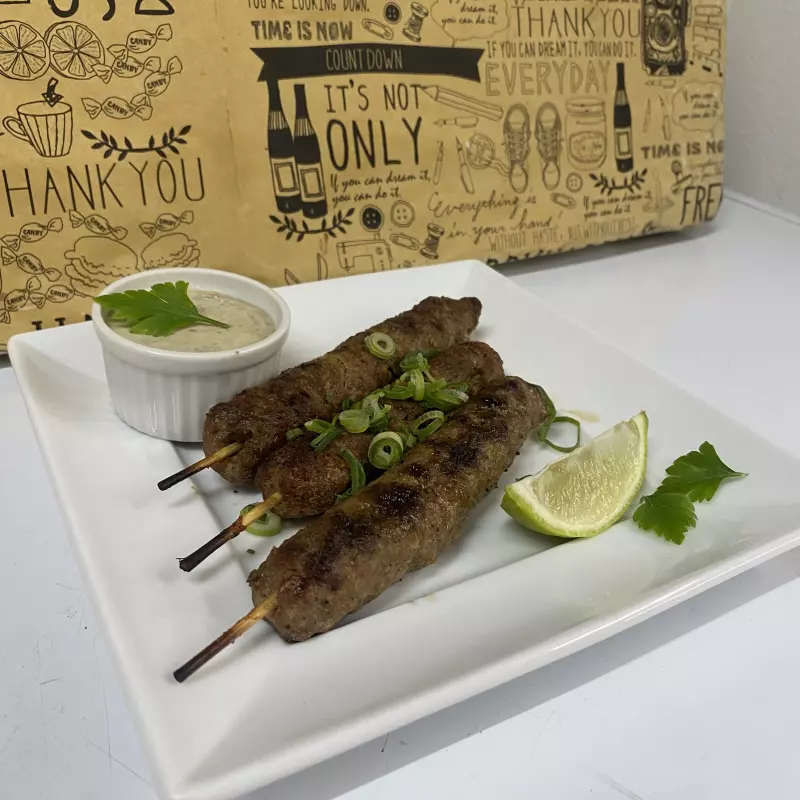 ESPETINHO DE KAFTA E FAROFA