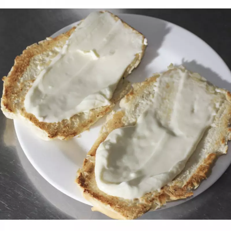 Pão francês com requeijão