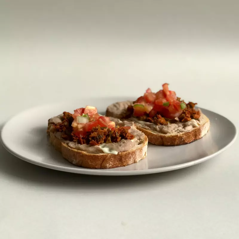 MOLLETES ,QUESO MOZZA,CHORIZO+CAFÉ