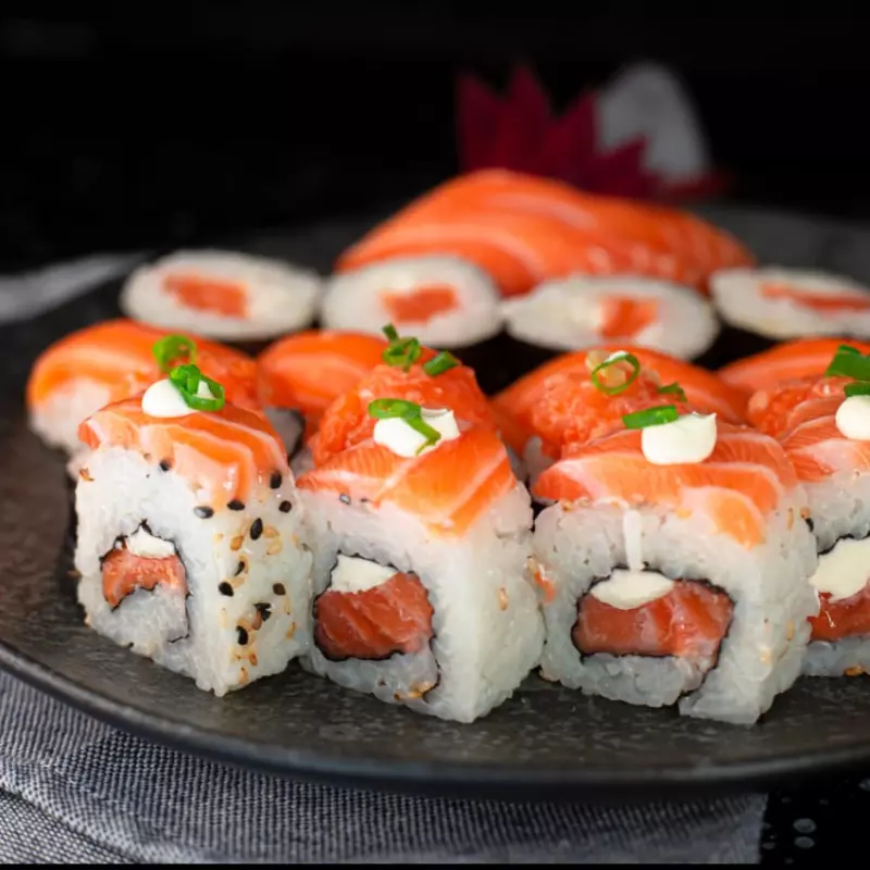 10 URAMAKI ESPECIAL DE SALMÃO