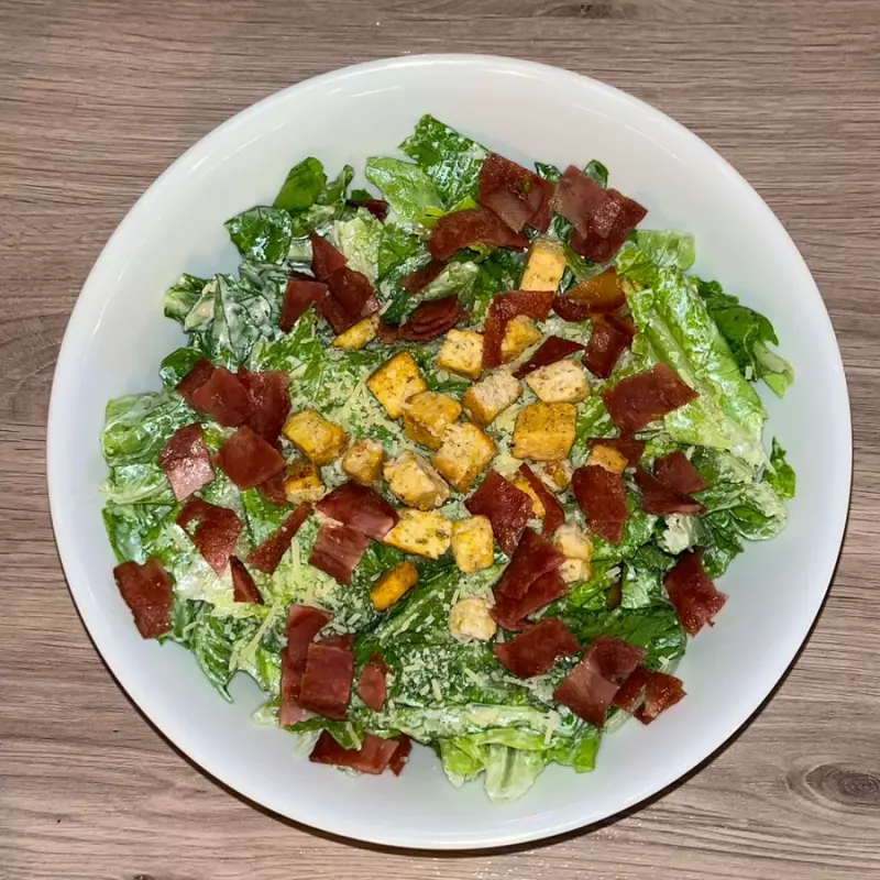 ENSALADA CESAR CON TOCINETA