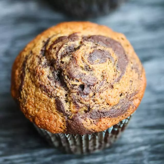Muffins marmoleados de banano