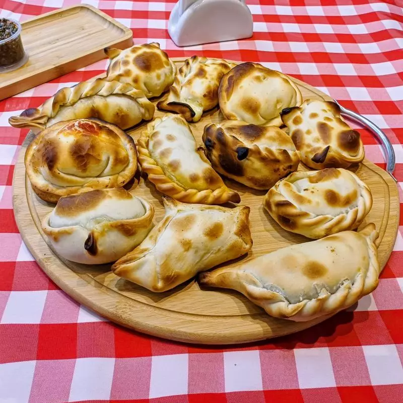 12 empanadas ( excep. Carne y pollo)