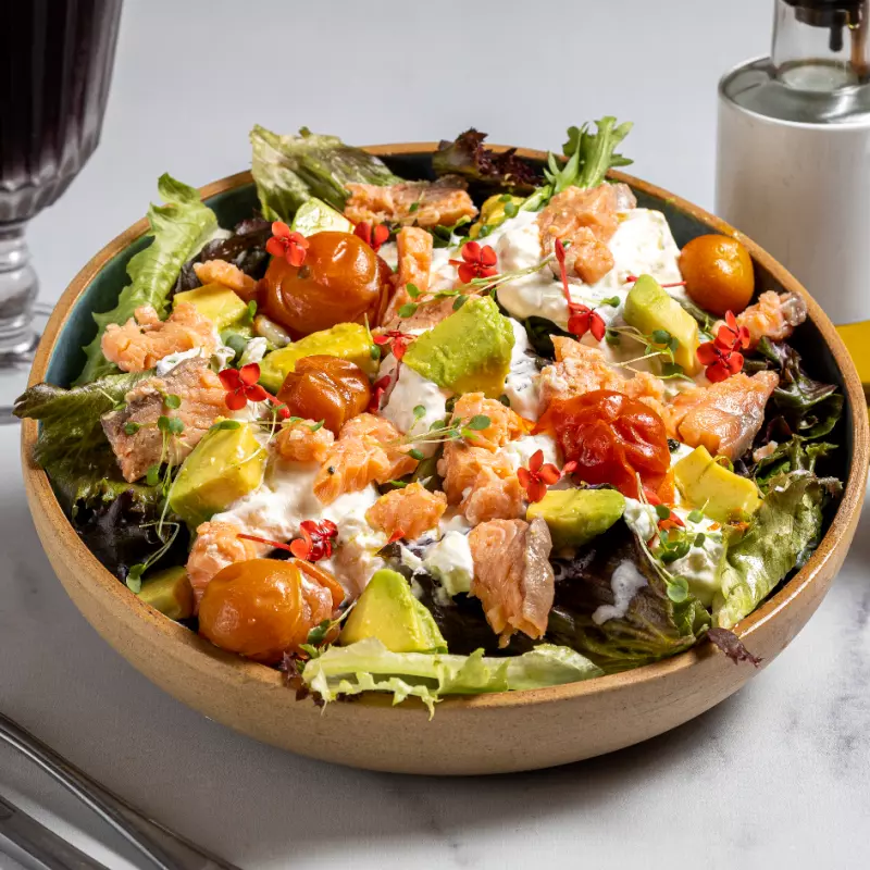 Salada de salmão defumado