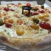 • Pizza Provolone y Cherrys