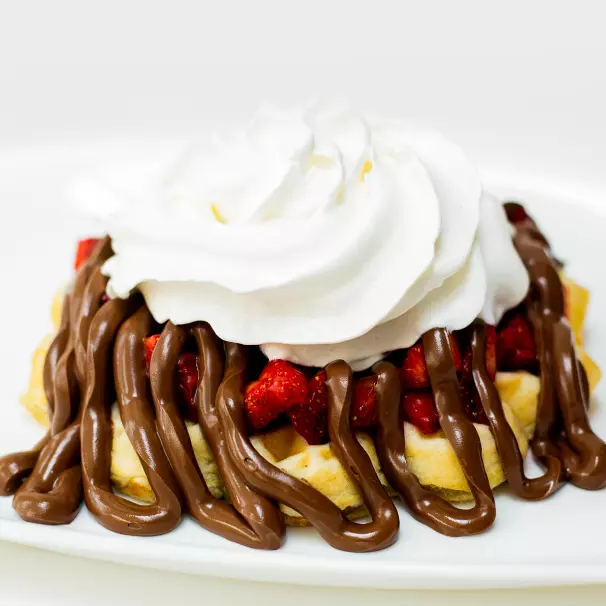 WAFFLE COM MORANGO E CREME DE AVELÃ