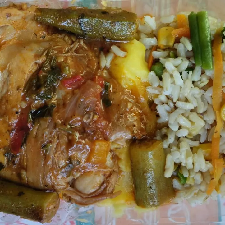 Sobrecoxa frango c/quiabo/pure mand