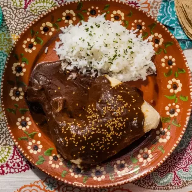 POLLO EN MOLE NEGRO