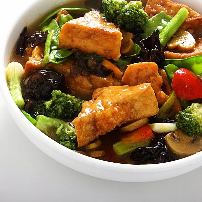 Taufu frito con verduras