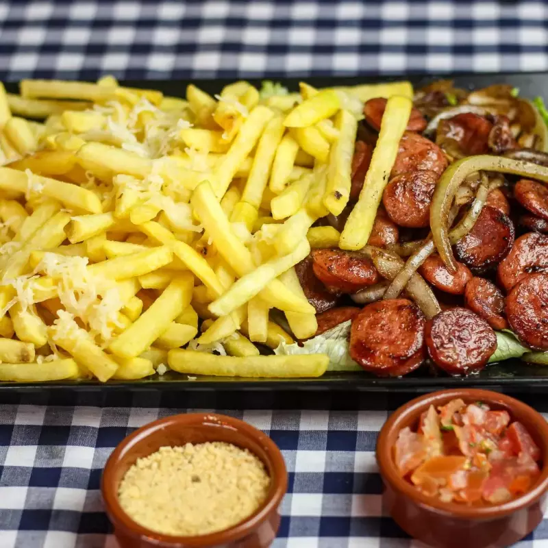 LINGUIÇA ACEBOLADA C/ FRITAS