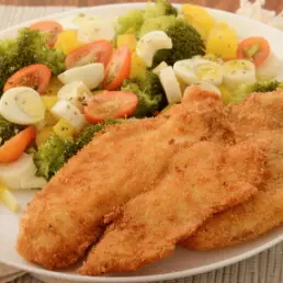 PEIXE EMPANADO  COM LEGUMES