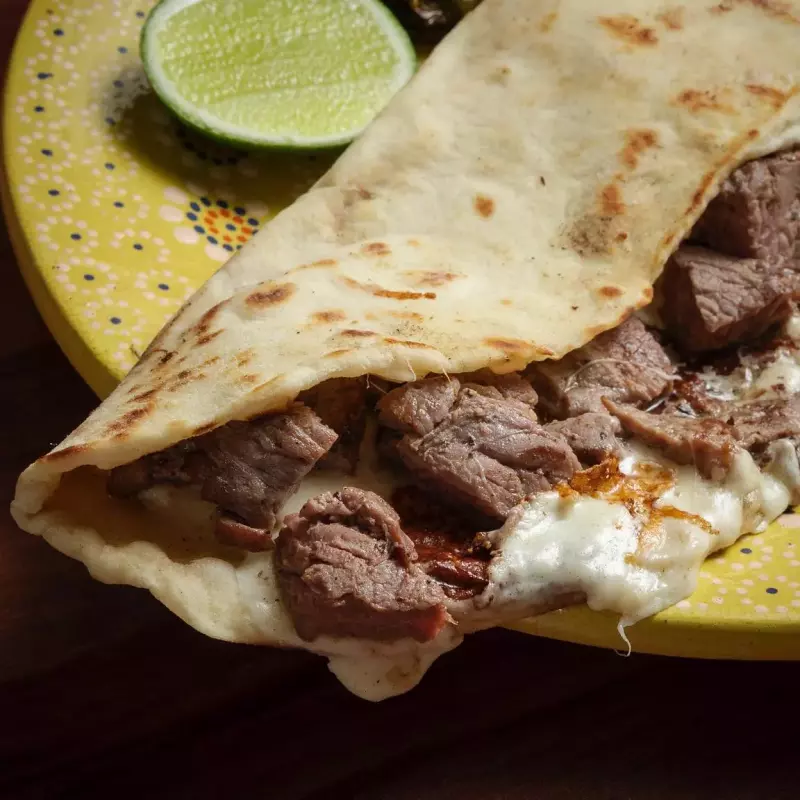 QUESADILLA CON ARRACHERA