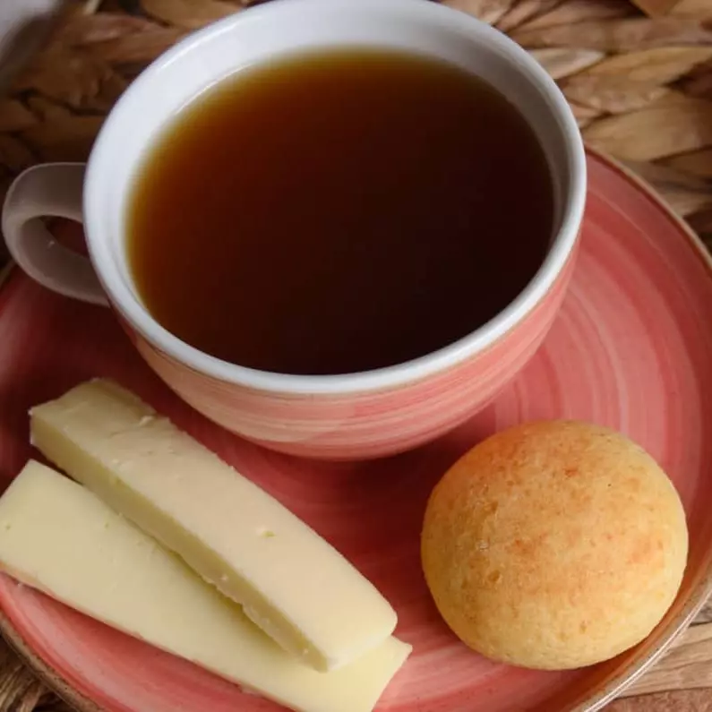 AGUA DE PANELA CON QUESO