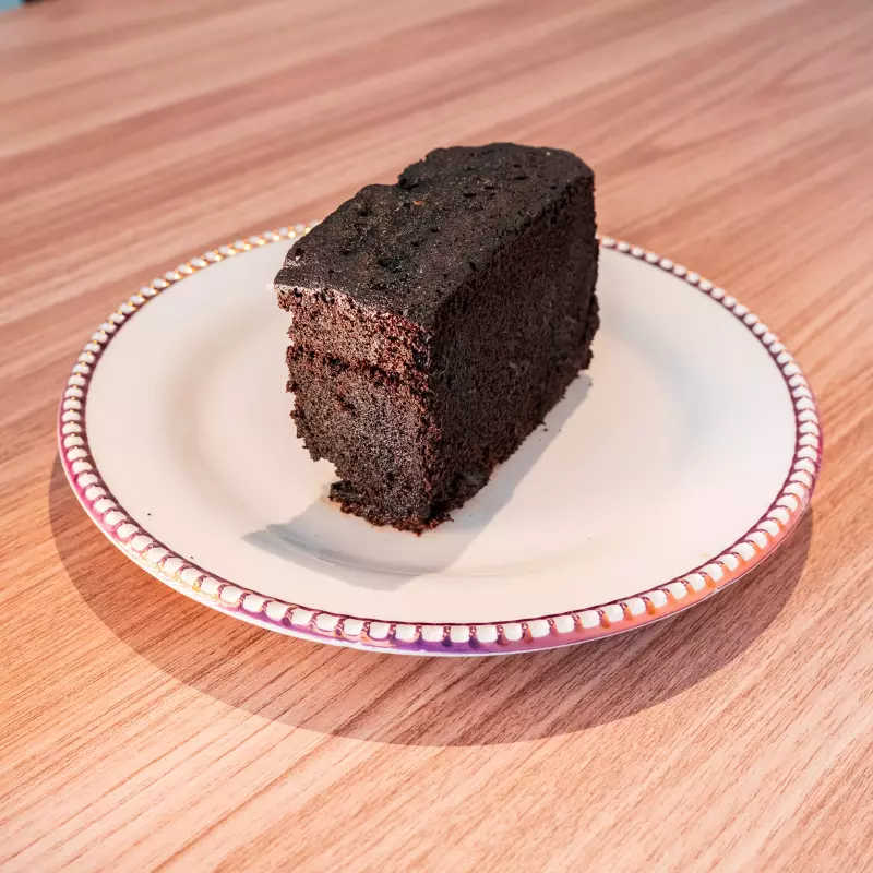 Porción de ponqué de vino