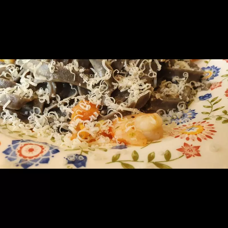 Fettucc. Negro Calamares y Camarones