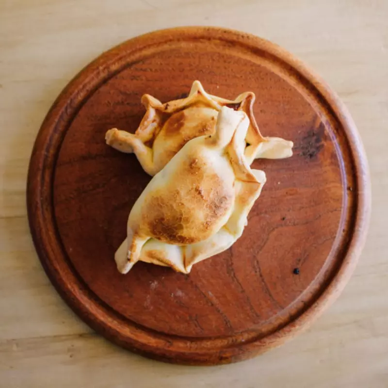 1/2 Empanada Carne cortada cuhillo