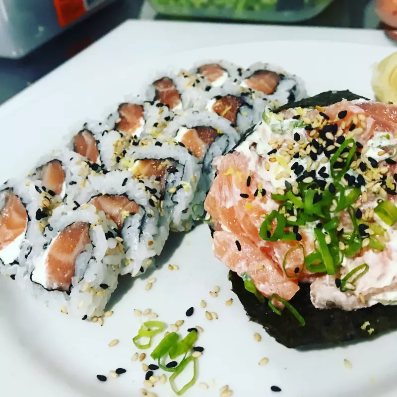 Combo 01 Filadélfia e temaki salmão
